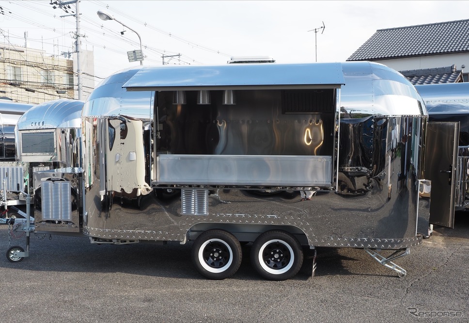 オールステンレスボディの大型キッチントレーラーT011《写真撮影 家本浩太》