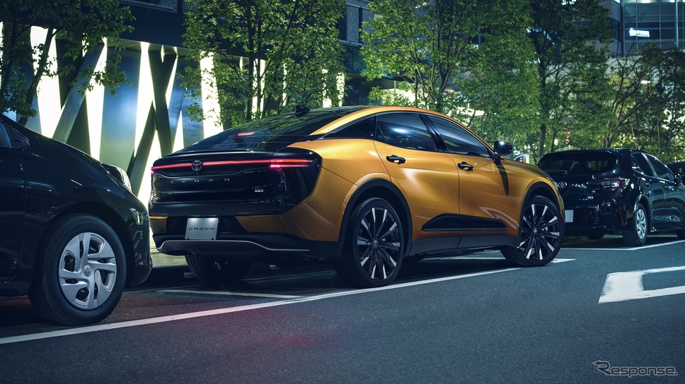 トヨタ・クラウン・クロスオーバー（ボディカラー ブラック×プレシャスレイ）《写真提供  トヨタ自動車》