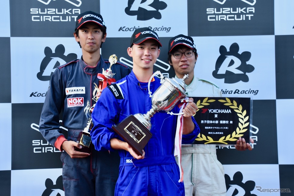 男子団体優勝を果たした日本大学の選手3名《写真撮影 中野龍太》