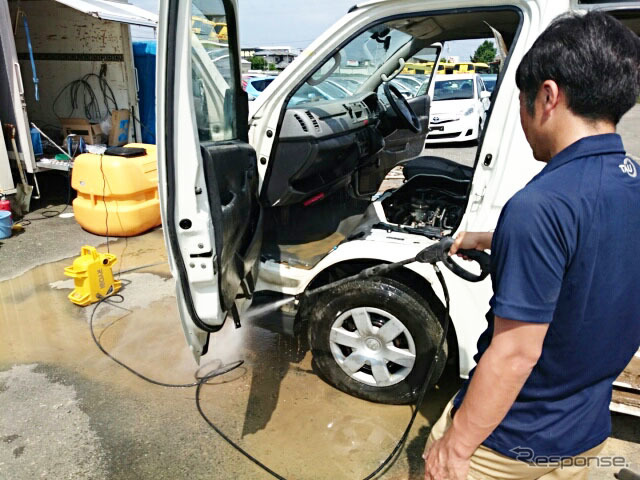 買い取った水害車を洗浄する様子《写真提供 タウ》