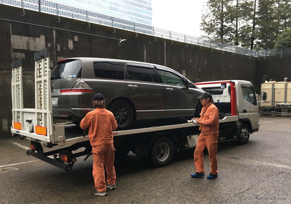 水害を受け積載車で運ばれていくクルマ《写真提供 諸星陽一》