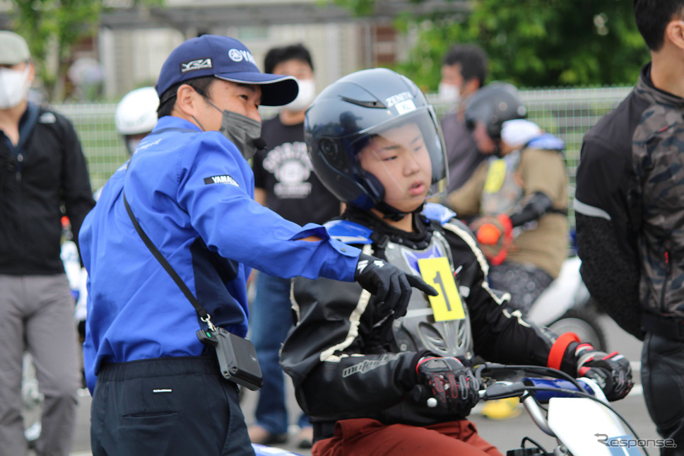 ヤマハ発動機による中高生向け「親子バイク教室」(6月に開催された第1回の様子)《写真提供 ヤマハ発動機》