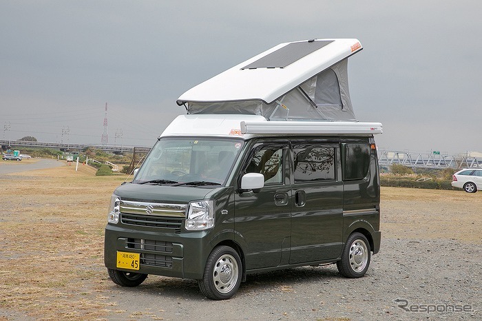 給電くんポップアップルーフホワイトエディション(オートワン)《写真提供 横浜キャンピングカーショー2022実行委員会》