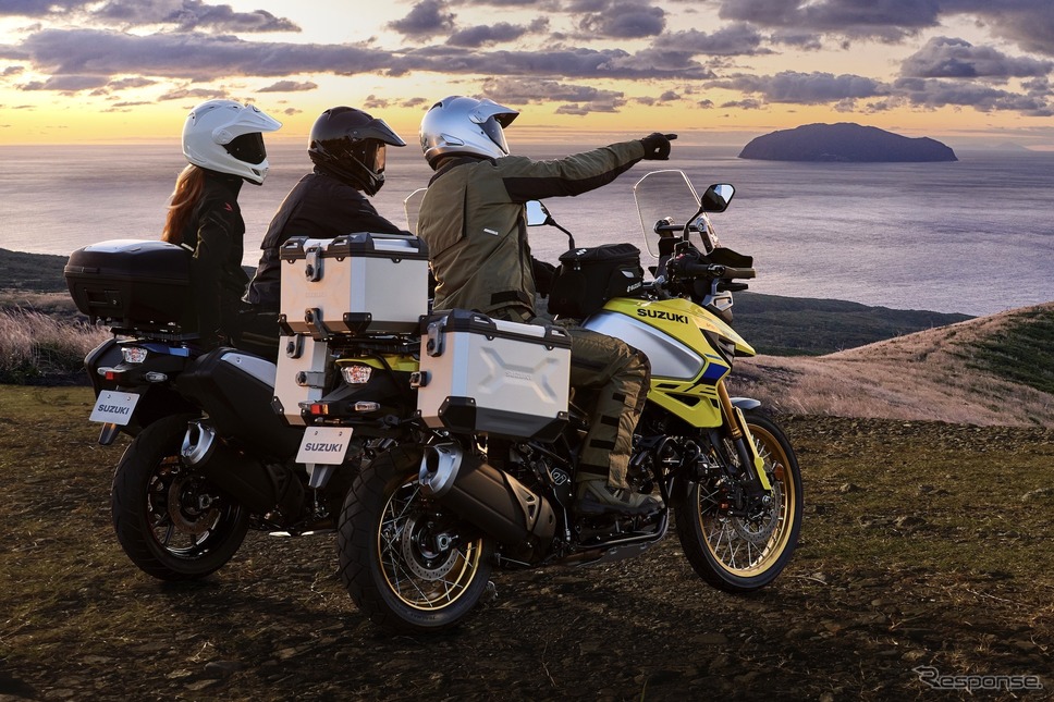 Vストローム1050DE 用品装着車(黄)とVストローム1050(青)《写真提供 スズキ》