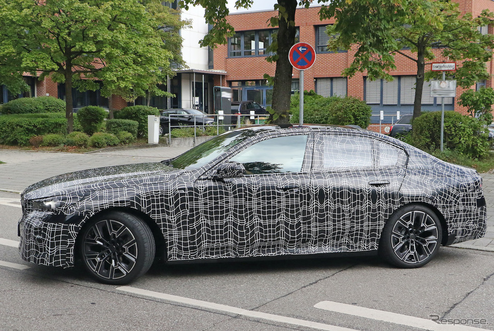 BMW 5シリーズ 次期型プロトタイプ(スクープ写真)《APOLLO NEWS SERVICE》
