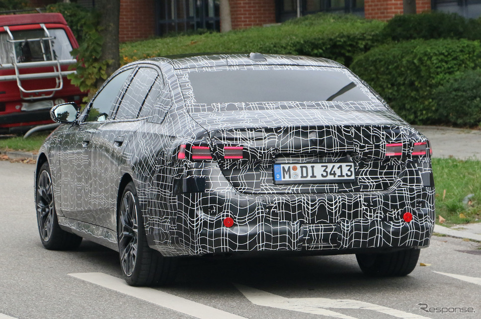 BMW 5シリーズ 次期型プロトタイプ(スクープ写真)《APOLLO NEWS SERVICE》