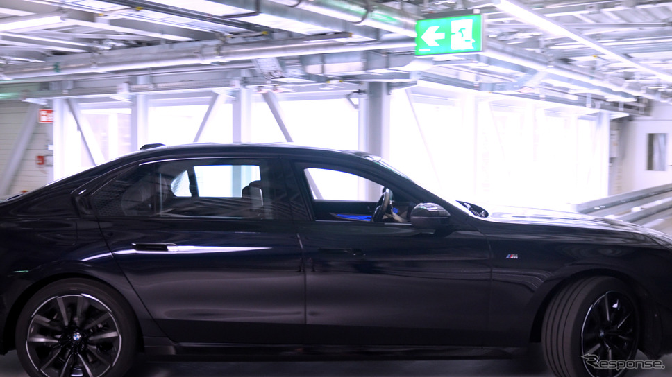 BMWディンゴルフィング工場構内での自動運転《photo by BMW》