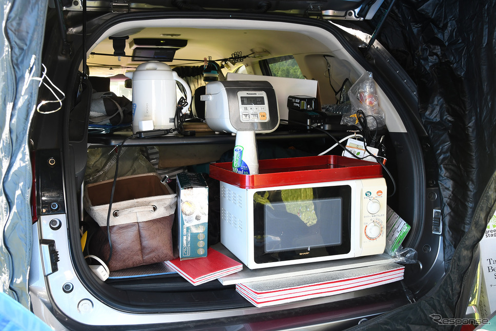 写真は家電を満載して「スターキャンプ2022」に参加したご夫婦のアウトランダーPHEV。車の電気でキャンプを楽しむ《写真撮影 諸星陽一》