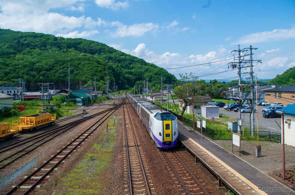 根室本線新得駅と根室本線のキハ261系1000番台特急型気動車。札幌〜帯広間など都市間輸送は好調だったが、根室本線帯広〜釧路間では新車投入の減価償却費が増え、唯一収支が悪化した。《写真提供 写真AC》