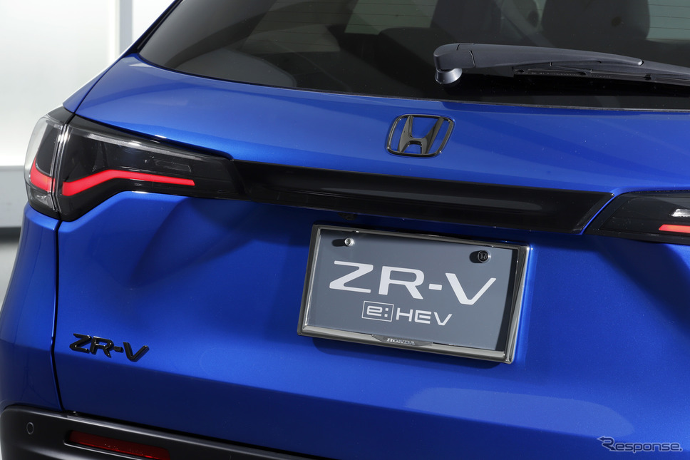 リアライセンスガーニッシュ、ブラックエンブレム(ホンダ ZR-V 純正アクセサリー)《写真撮影 小林岳夫》