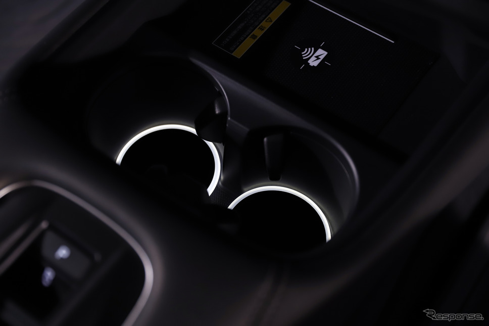 センターコンソールボックス&ドリンクホルダーイルミネーション(ホンダ ZR-V 純正アクセサリー)《写真撮影 小林岳夫》