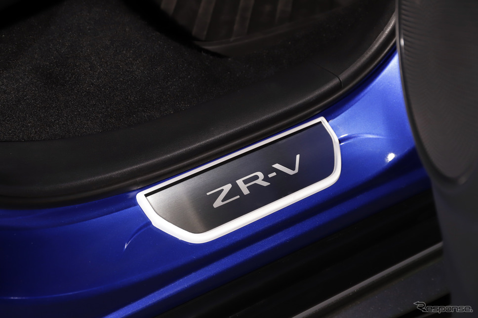 サイドステップガーニッシュ LEDイルミネーション(ホンダ ZR-V 純正アクセサリー)《写真撮影 小林岳夫》