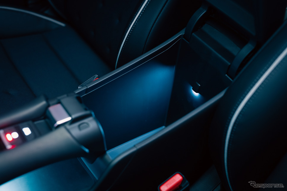 センターコンソールボックス&ドリンクホルダーイルミネーション(ホンダ ZR-V 純正アクセサリー)《写真撮影 小林岳夫》