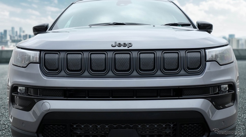 ブラックフロントグリル/グロスブラックフォグランプベゼル《写真提供 Jeep》