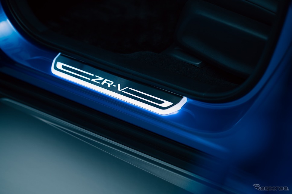 ホンダ ZR-V サイドステップガーニッシュ《写真提供 本田技研工業》