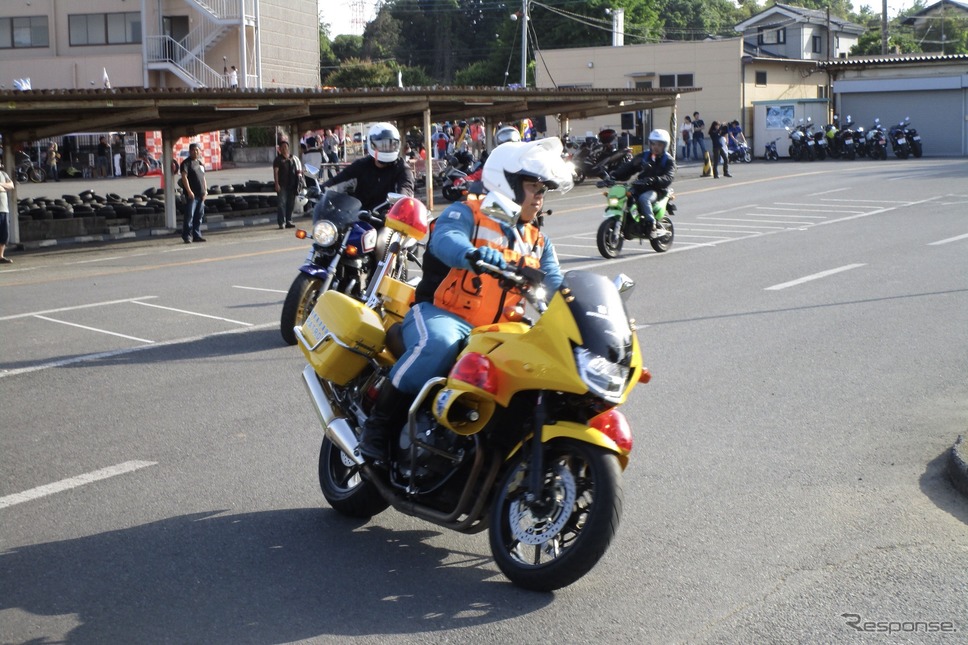 首都高黄バイ《写真提供 OKISHU》