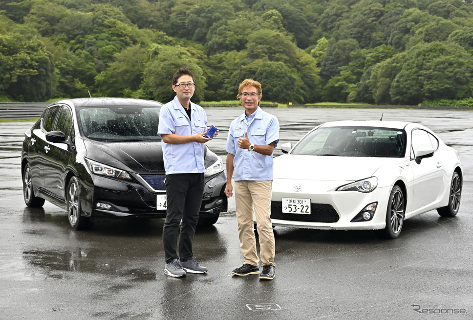 αlive ADの開発を担当した田中澄人さん（左）と、その上司でエンジン開発に携わる藤田秀夫さん《写真撮影 雪岡直樹》