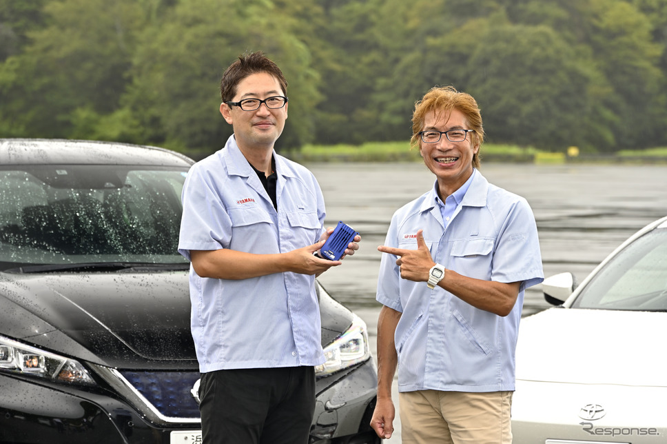 αlive ADの開発を担当した田中澄人さん（左）と、その上司でエンジン開発に携わる藤田秀夫さん《写真撮影 雪岡直樹》