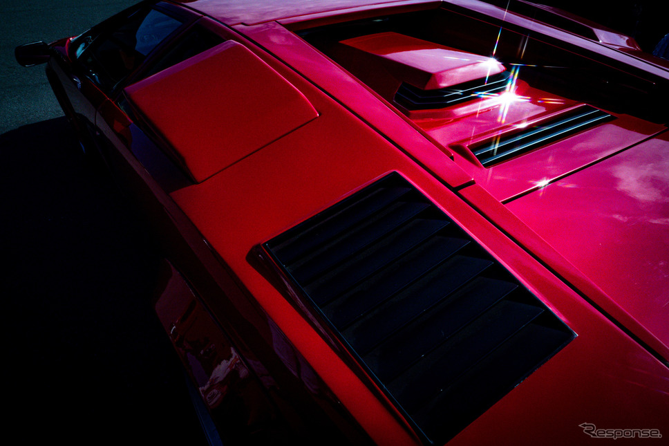 かつて、スーパーカーブームを象徴していたランボルギーニの『カウンタック』が2台展示されていた。写真は1985年モデルの50000V。《写真撮影 佐藤正樹》