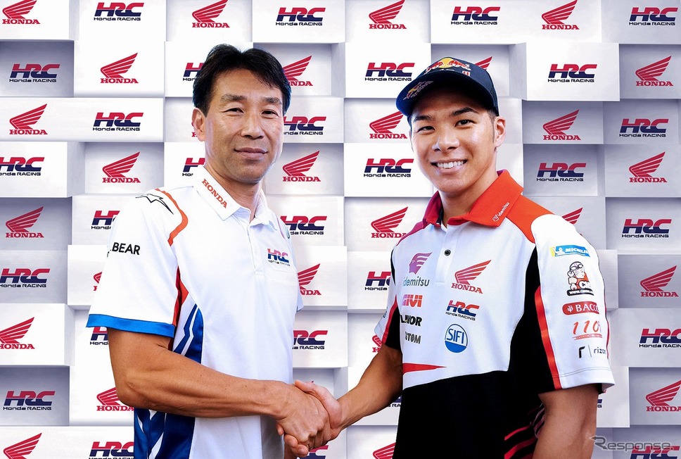 HRCレース運営室 桒田哲宏室長（左）と中上貴晶選手（右）《写真提供 本田技研工業》
