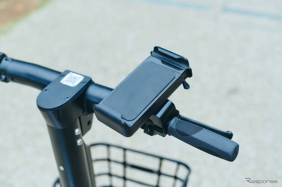 片手運転を防止するために、スマホホルダーを装着《写真提供 Luup》