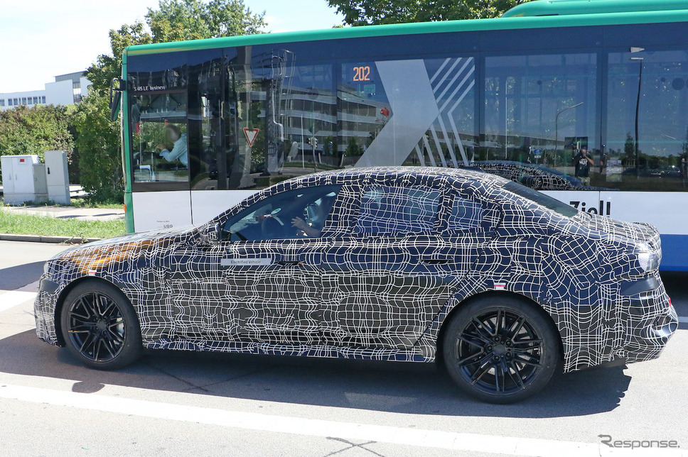 BMW M5 次期型プロトタイプ(スクープ写真)《APOLLO NEWS SERVICE》