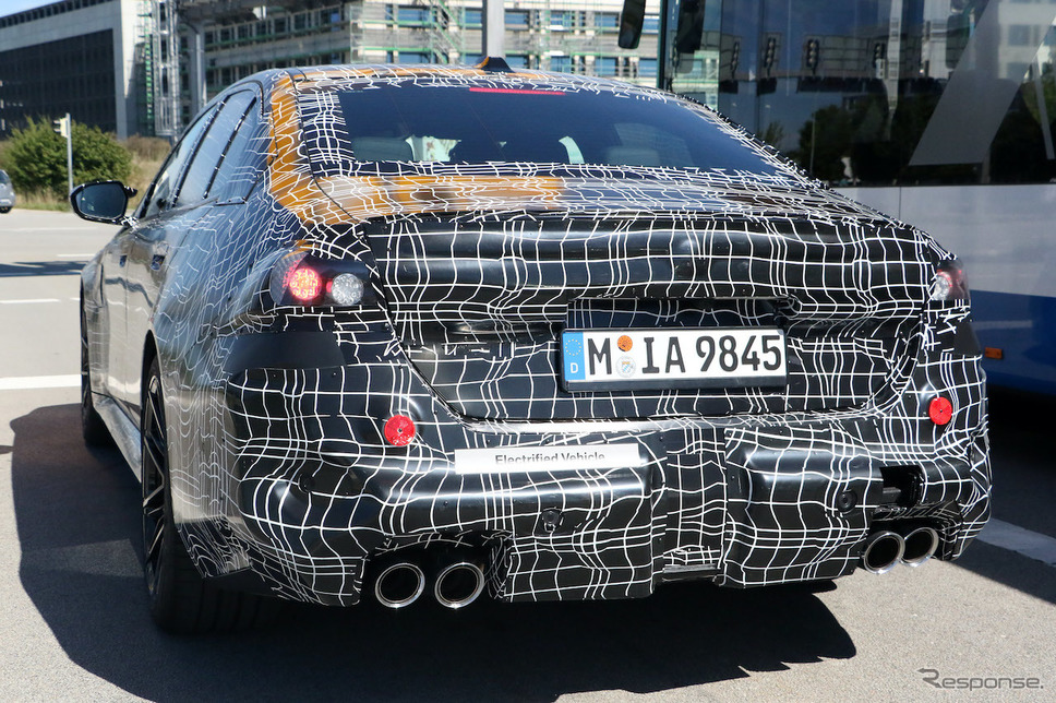 BMW M5 次期型プロトタイプ(スクープ写真)《APOLLO NEWS SERVICE》