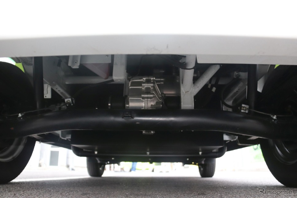 EV軽トラック(4WD)のフロア下部《撮影 中尾真二》