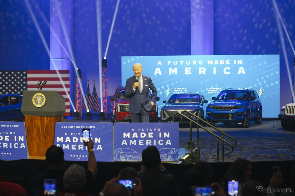 デトロイトモーターショー2022を訪れたバイデン大統領《Photo by Katie McTiernan/Anadolu Agency/ゲッティイメージズ》