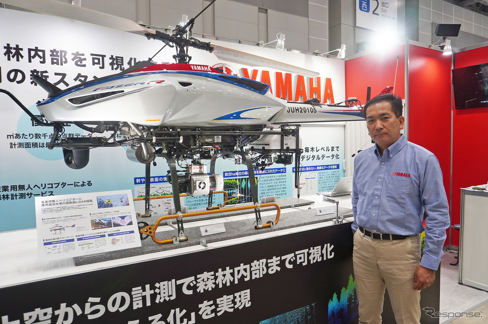 森林計測をおこなう無人ヘリコプターと、ヤマハ発動機の加藤薫さん《写真撮影 宮崎壮人》