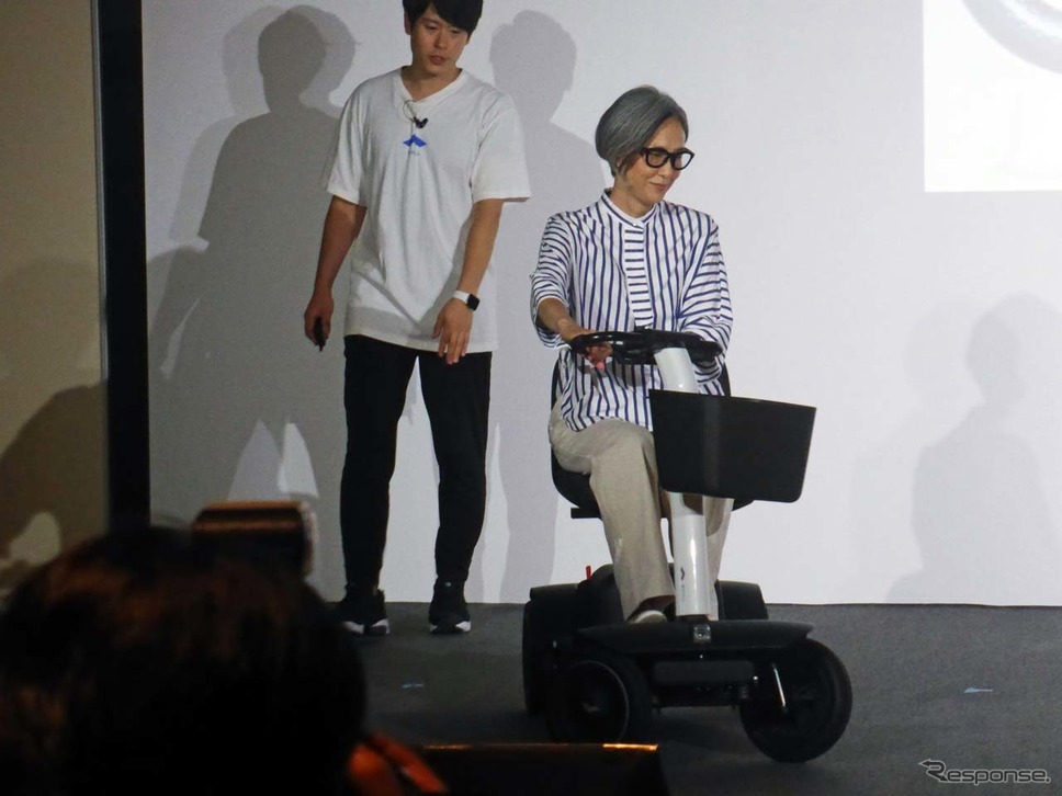 ステージ上でも自在に走れる取り回しの良さを披露した《写真撮影 会田肇》