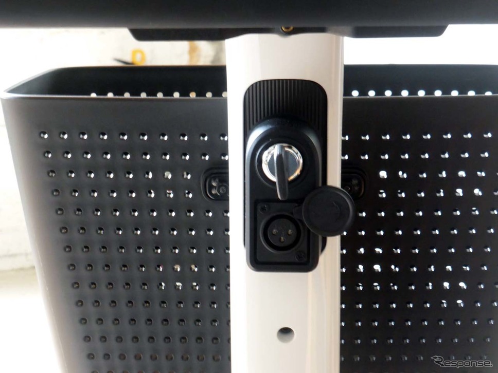ステアリングの下に電源スイッチがあり、その下には充電口を用意《写真撮影 会田肇》