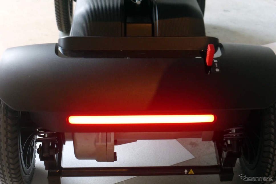 後方からの被視認性を高めるため、後部のLEDランプは常に点灯する《写真撮影 会田肇》
