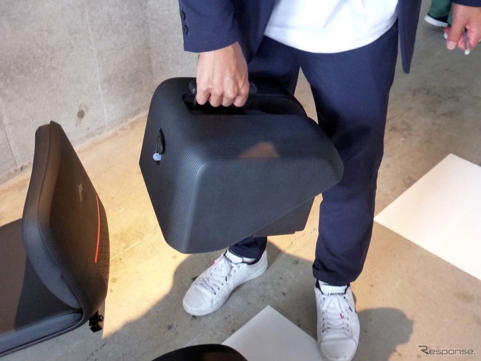 バッテリーは取り外しが可能だが15.5kgと結構重い《写真撮影 会田肇》