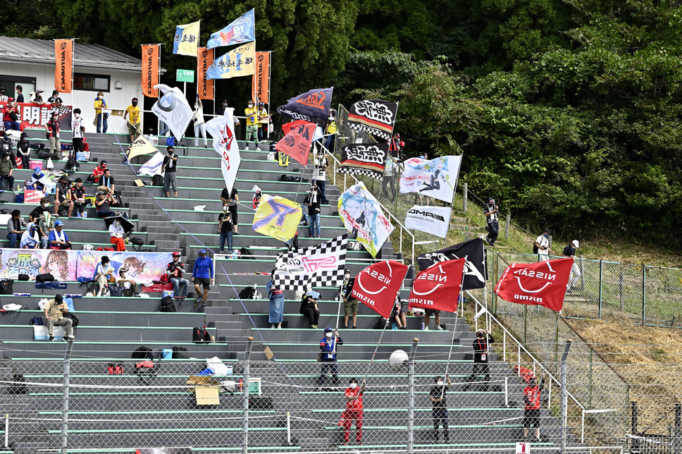 スーパーGT 第6戦スポーツランドSUGOでの大旗応援の様子《撮影 雪岡直樹》