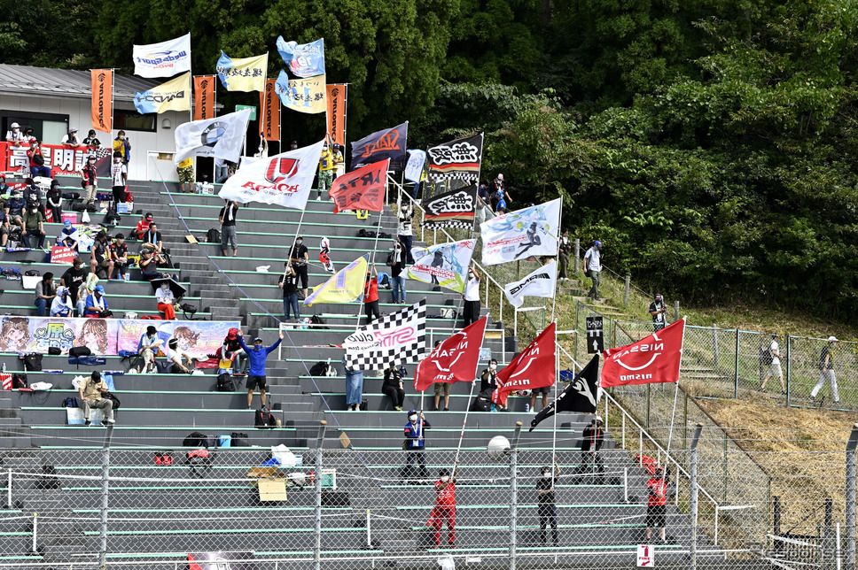 スーパーGT 第6戦スポーツランドSUGOでの大旗応援の様子《撮影 雪岡直樹》