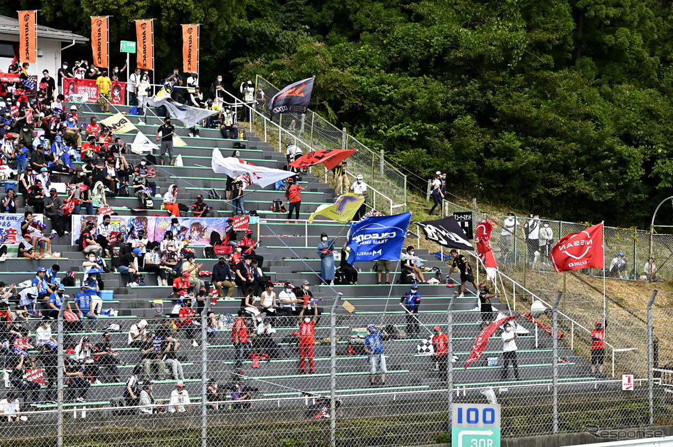 スーパーGT 第6戦スポーツランドSUGOでの大旗応援の様子《撮影 雪岡直樹》