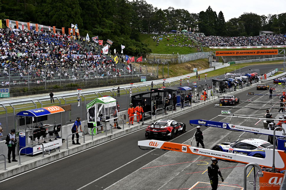 スーパーGT 第6戦スポーツランドSUGOでの大旗応援の様子《撮影 雪岡直樹》