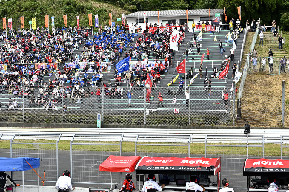 スーパーGT 第6戦スポーツランドSUGOでの大旗応援の様子《撮影 雪岡直樹》