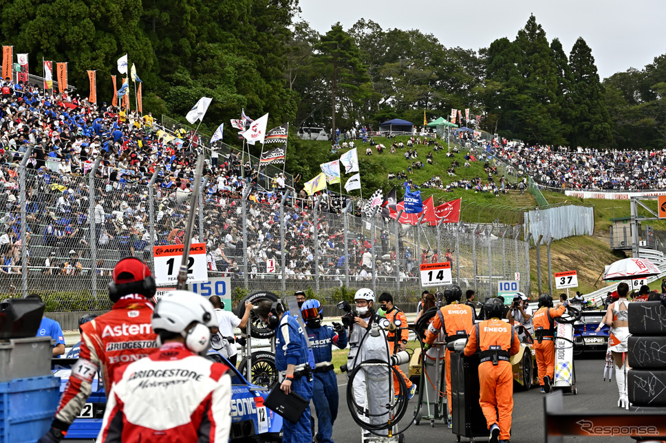スーパーGT 第6戦スポーツランドSUGOでの大旗応援の様子《撮影 雪岡直樹》