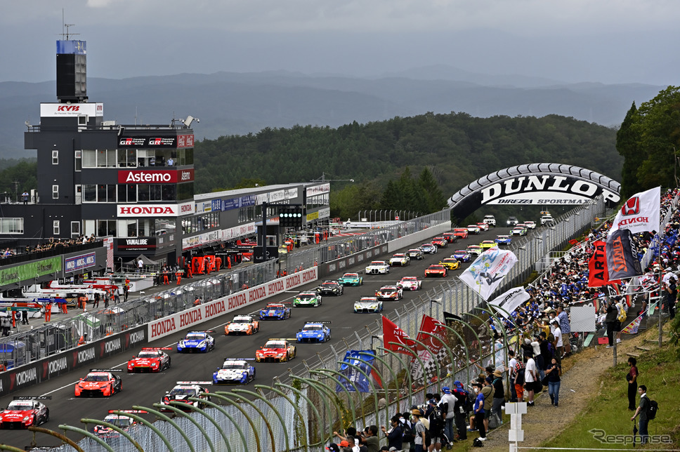 スーパーGT 第6戦スポーツランドSUGOでの大旗応援の様子《撮影 雪岡直樹》