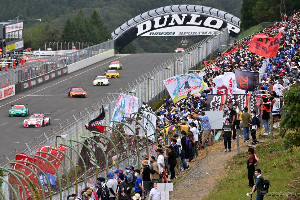 スーパーGT 第6戦スポーツランドSUGOでの大旗応援の様子《撮影 雪岡直樹》