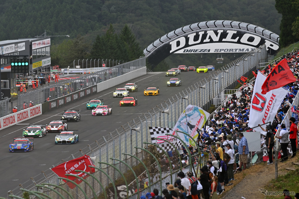 スーパーGT 第6戦スポーツランドSUGOでの大旗応援の様子《撮影 雪岡直樹》