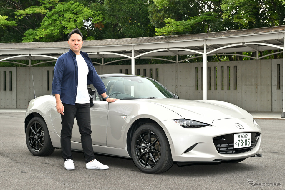 『BARECLUTCH(ベアクラッチ)』を履いた吉川賢一氏とロードスター《写真撮影 雪岡直樹》