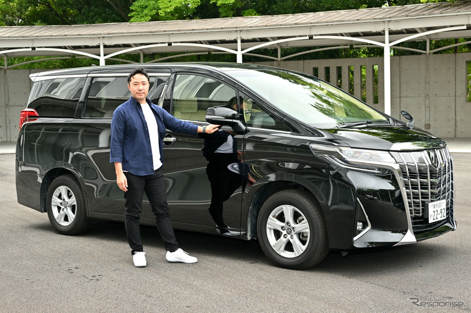 『BARECLUTCH(ベアクラッチ)』を履いた吉川賢一氏とアルファード《写真撮影 雪岡直樹》