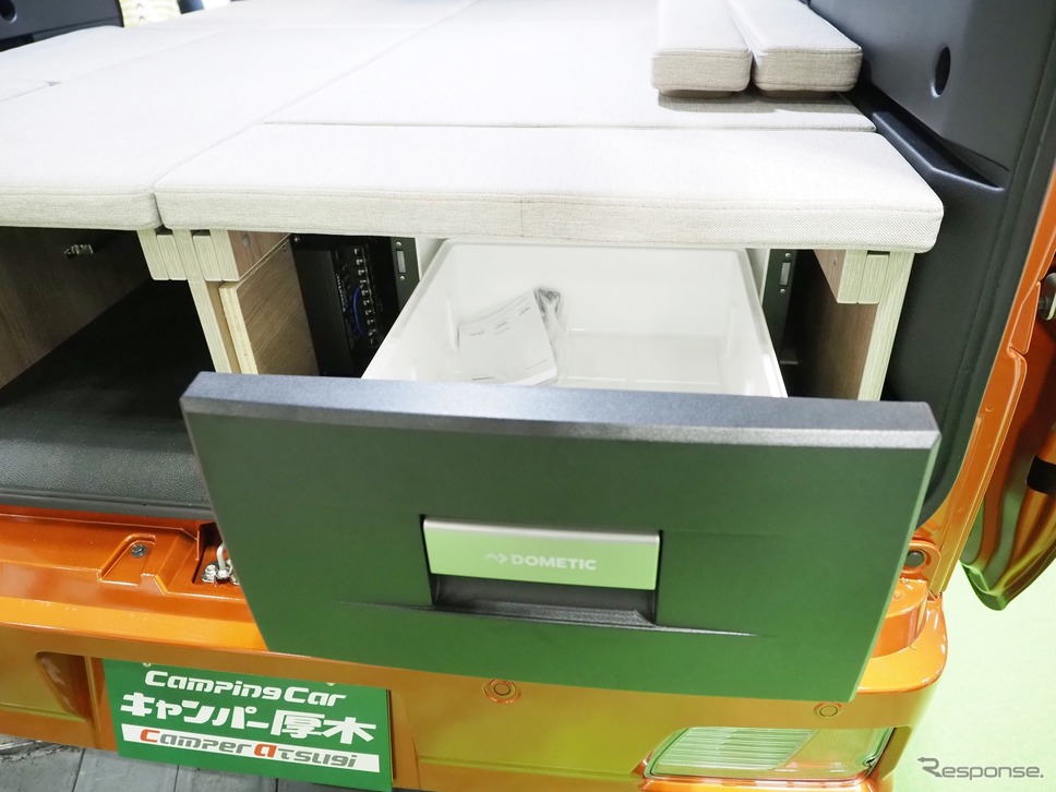 キャンパー厚木:チッピーの、引き出し式冷蔵庫(横浜キャンピングカーショー2022)《写真撮影 家本浩太》
