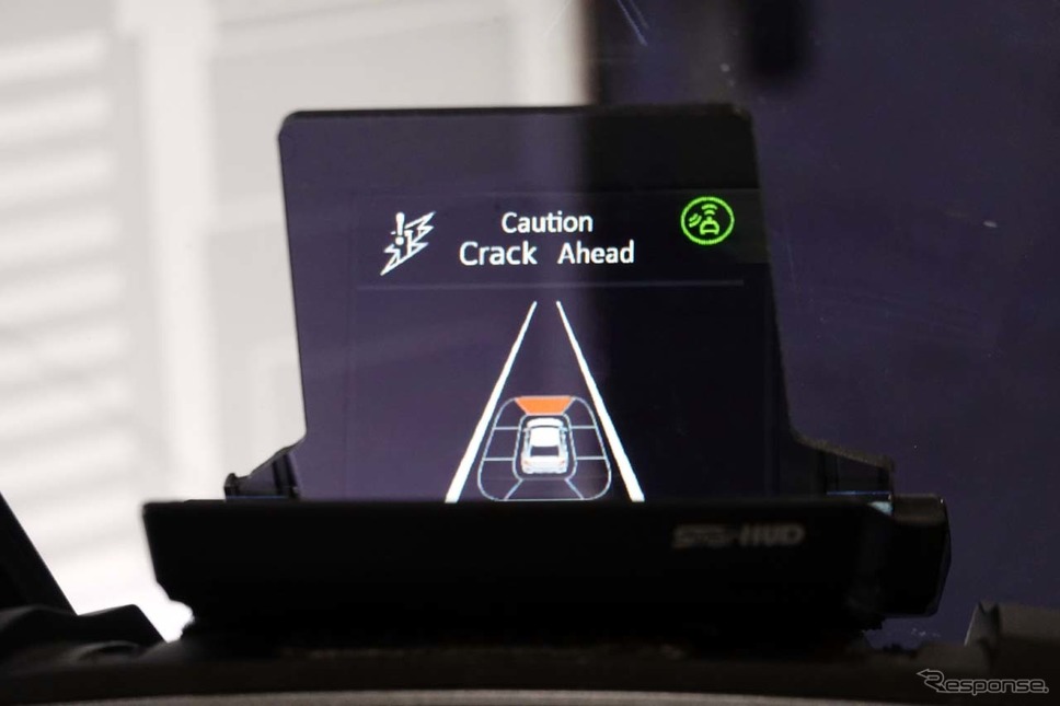 「Road Hazard Condition Monitoring System」ゴールドウイングの試作車に搭載されたヘッドアップディスプレイ