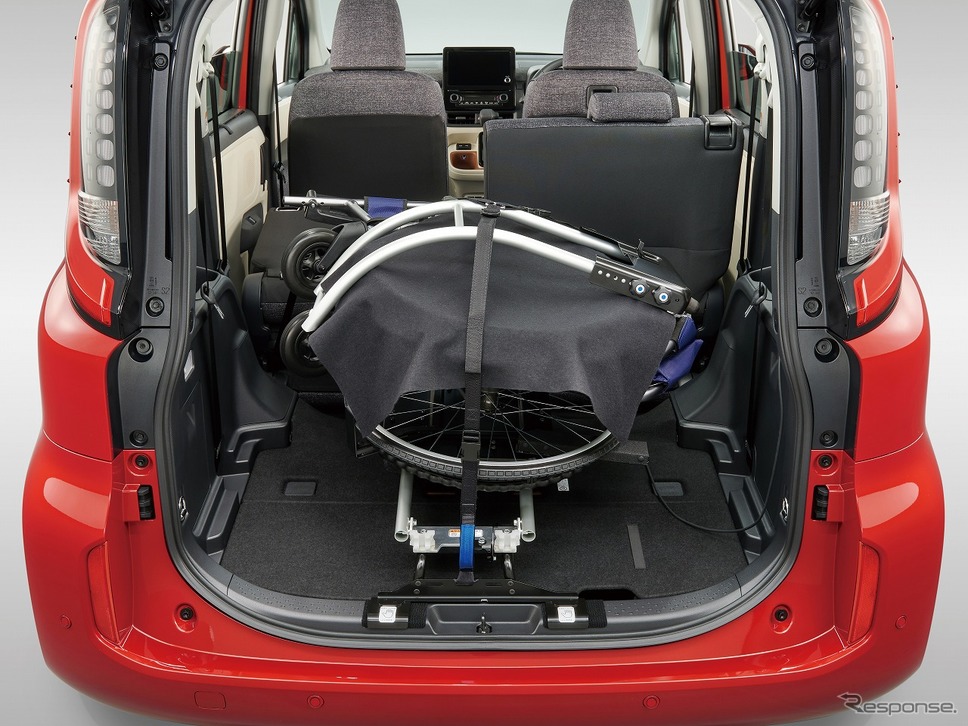 車いす収納装置（収納時）《写真提供 トヨタ自動車》