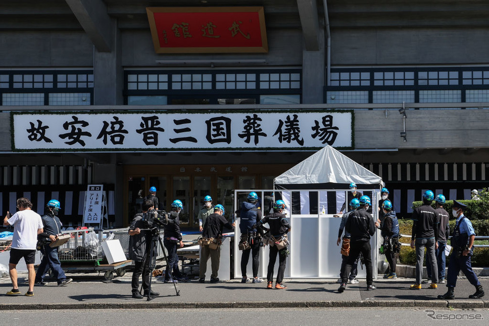 国葬儀場の設営（9月26日、東京・武道館）《Photo by Takashi Aoyama/Getty Images News/ゲッティイメージズ》