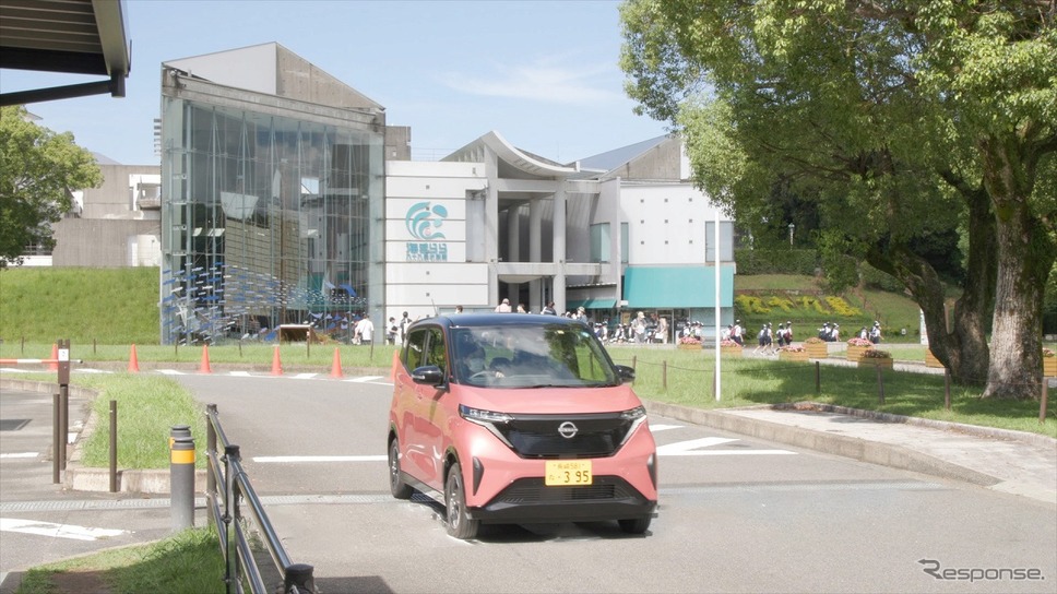 「九十九島水族館　海きらら」と軽電気自動車「日産サクラ」《写真提供 日産自動車》